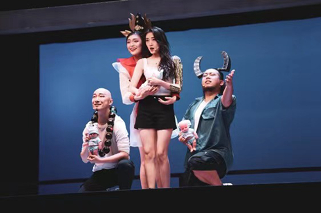 深圳原创话剧《游戏男孩》公益演出成功(图4) 深圳原创话剧《游戏男孩》公益演出成功(图4)