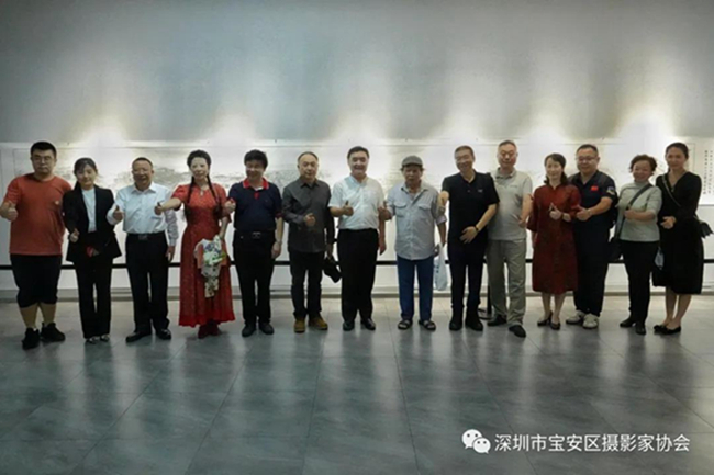 “党旗飘扬”深圳宝安全国摄影艺术展览开幕(图7) “党旗飘扬”深圳宝安全国摄影艺术展览开幕(图7)