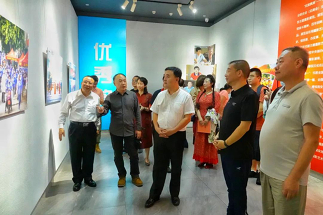 “党旗飘扬”深圳宝安全国摄影艺术展览开幕(图17)