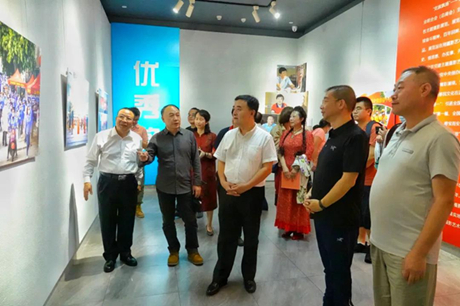 “党旗飘扬”深圳宝安全国摄影艺术展览开幕(图17) “党旗飘扬”深圳宝安全国摄影艺术展览开幕(图17)
